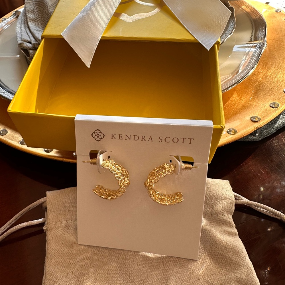 KENDRA SCOTT Krista‎ Lace Gold Huggie Earrings NWT - Picture 7 of 8